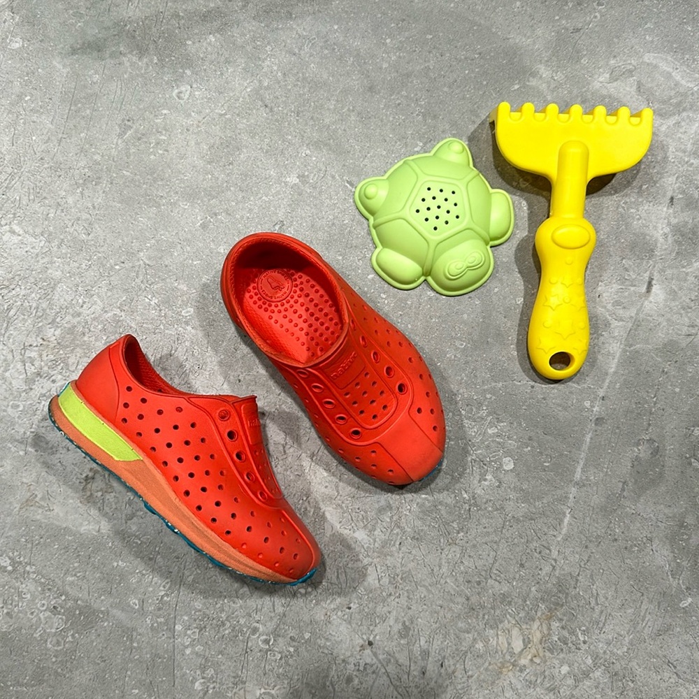 Native girls orange water shoes size 8